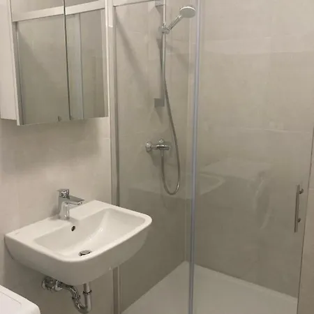 Bellevue Apartment *
