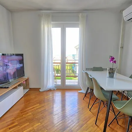 Bellevue Apartment *